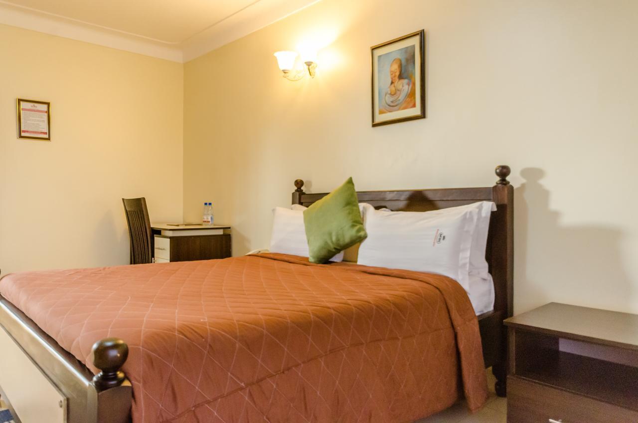 Marie'S Royale Hotel คัมพาลา ภายนอก รูปภาพ